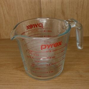 Vintage Pyrex 2 Cups Measuring Cup
